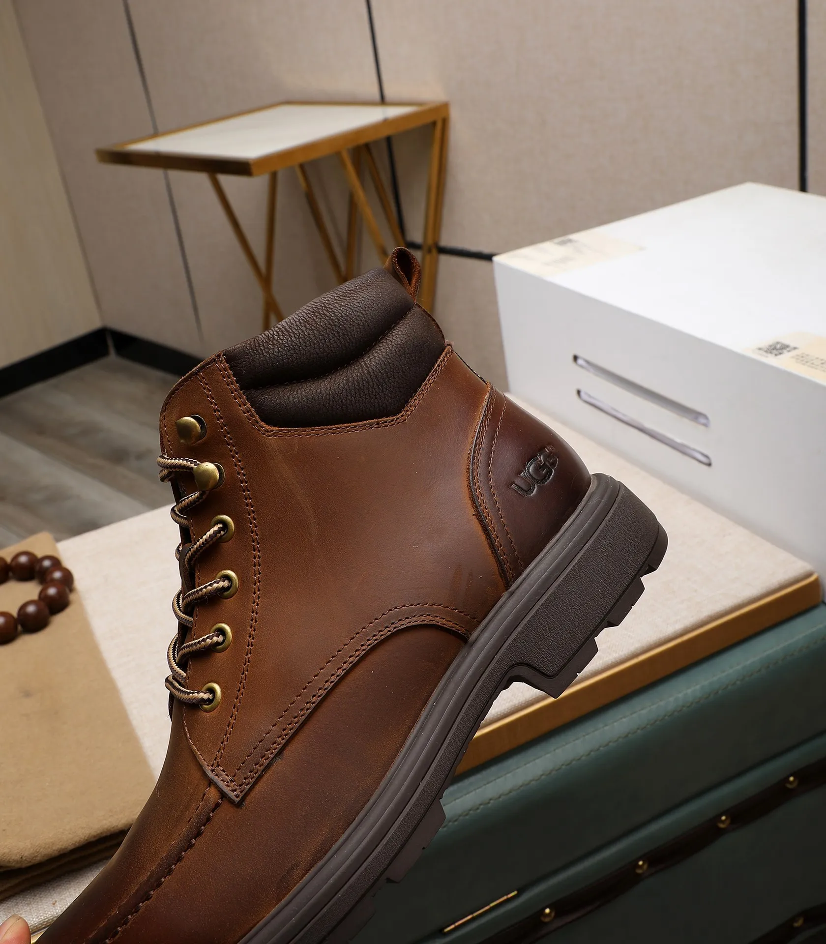 Men's men's shoes💰640 UGG (100% genuine wool lining, 10% off for fake ones) Please pay attention to the quality of the original order and compare the thickness of the wool🏮🏮Hot-selling UGG from Australia's warm luxury brand men's shoes, the official website is synchronized, Beckham men's style..., made of imported top-layer waxed cowhide, waxed toe cap, Australian real wool velvet lining Carefully sewn...Imported rubber Martin boots outsole (comfortable, soft and wear-resistant). I really like the quality..Exquisite workmanship. You can't put it down at first sight. Size 39-44